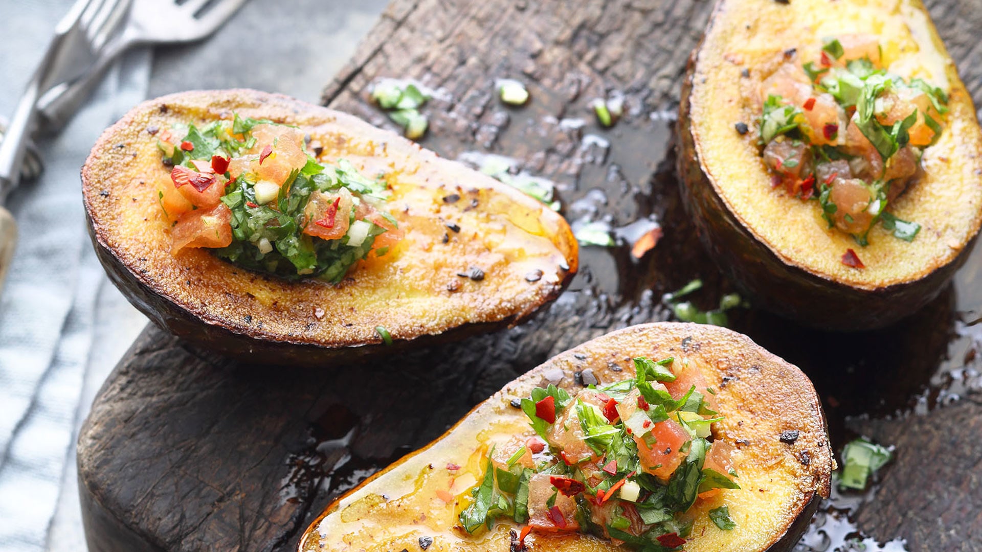  Avocado von der Plancha mit Koriander-Tomaten-Gremolata


