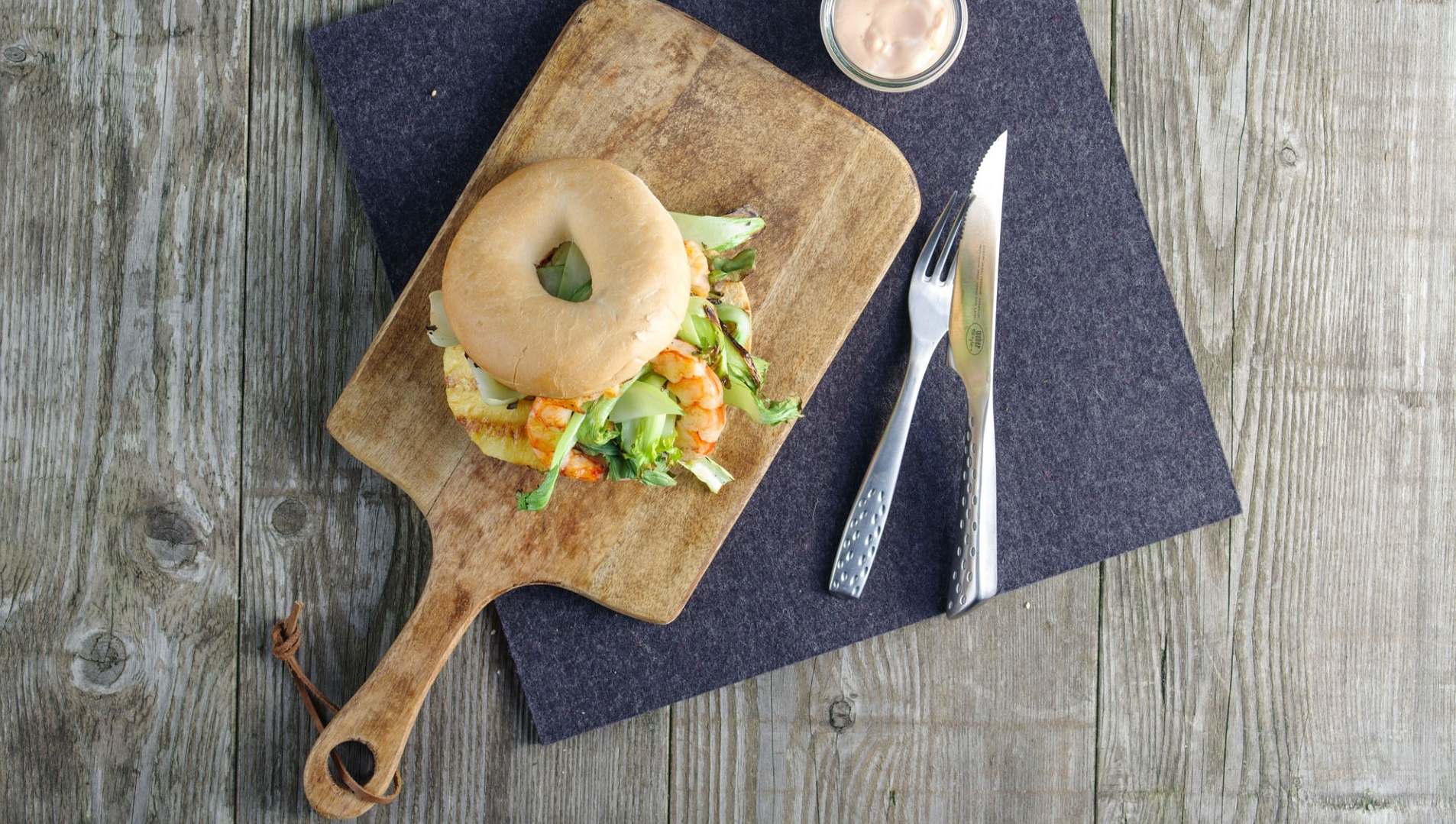 Garnelen-Bagel gespickt mit Pak Choi, Ananas und Tomaten-Mayonnaise 

