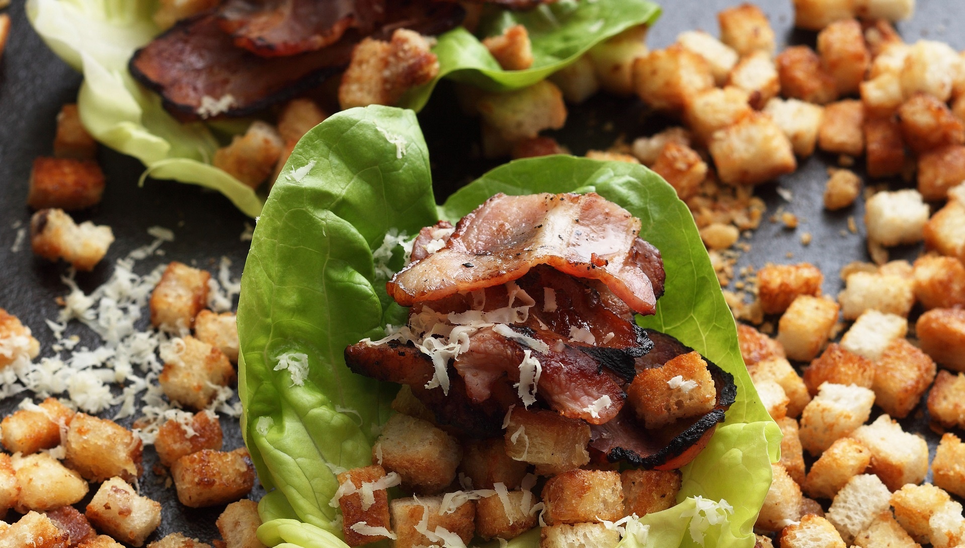  Kross gegrillter Waldspeck mit regionalen Meerrettich-Krusteln und Kopfsalat


