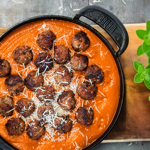  Alb&oacute;ndigas  - Hackb&auml;llchen gef&uuml;llt mit Schafsk&auml;se - in Tomaten-Kapern So&szlig;e

 
