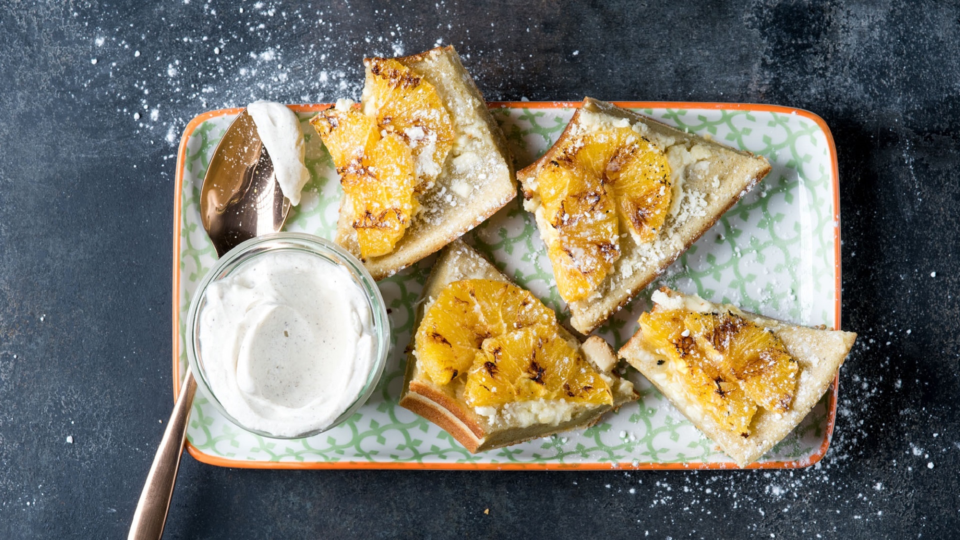 Süße Clafoutis mit fruchtigen Orangen und Vanillesauerrahm (wird nur im Winter serviert) Sommer-Variante - Schokoladenpizza mit Kokosnusscreme und Früchten