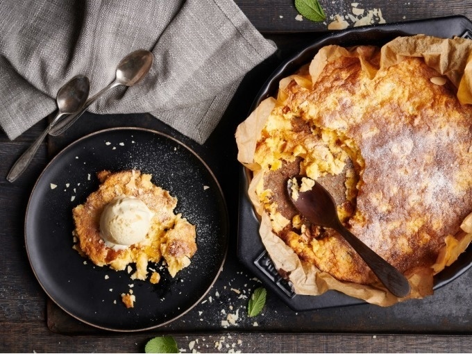 Aprikosen-Mandelauflauf an Vanilleeis