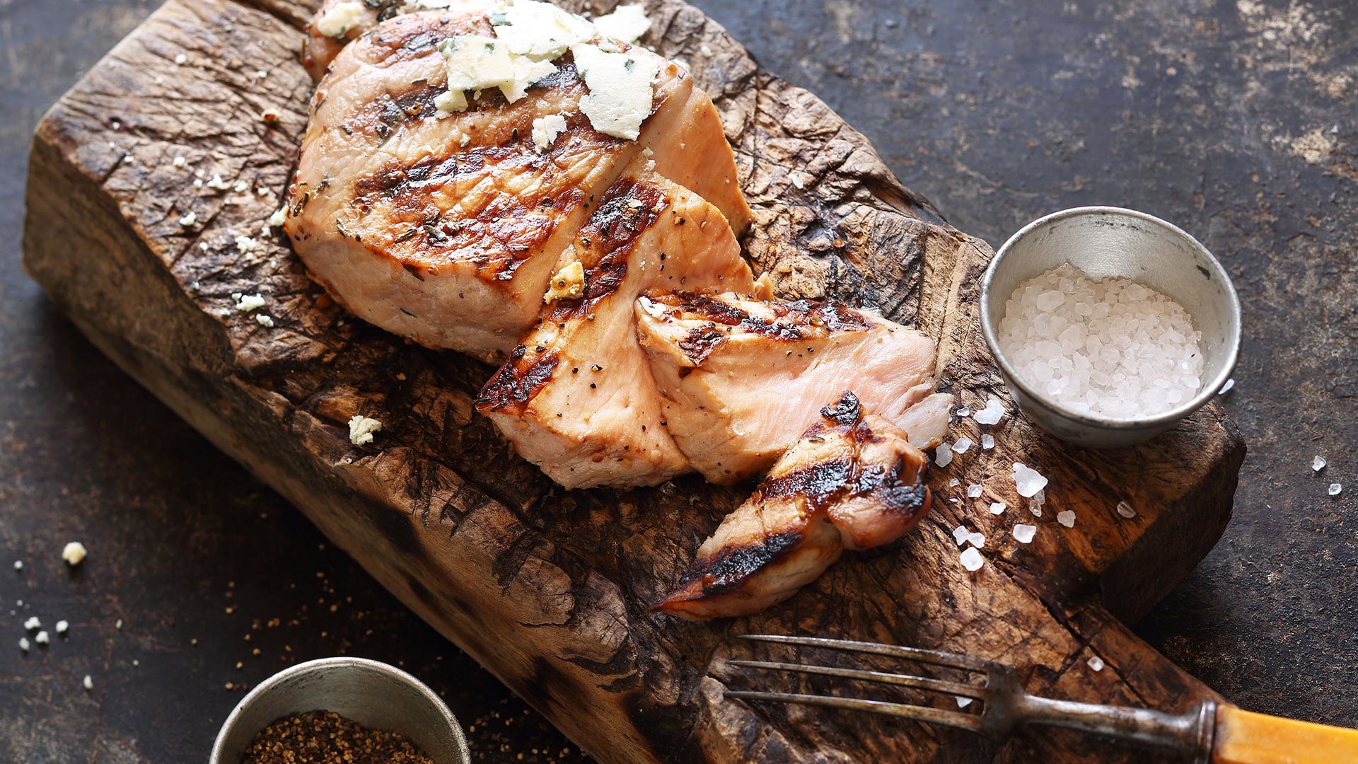  Saftig svinekotelet med &aelig;ble-chili marinade og gorgonzola flager


