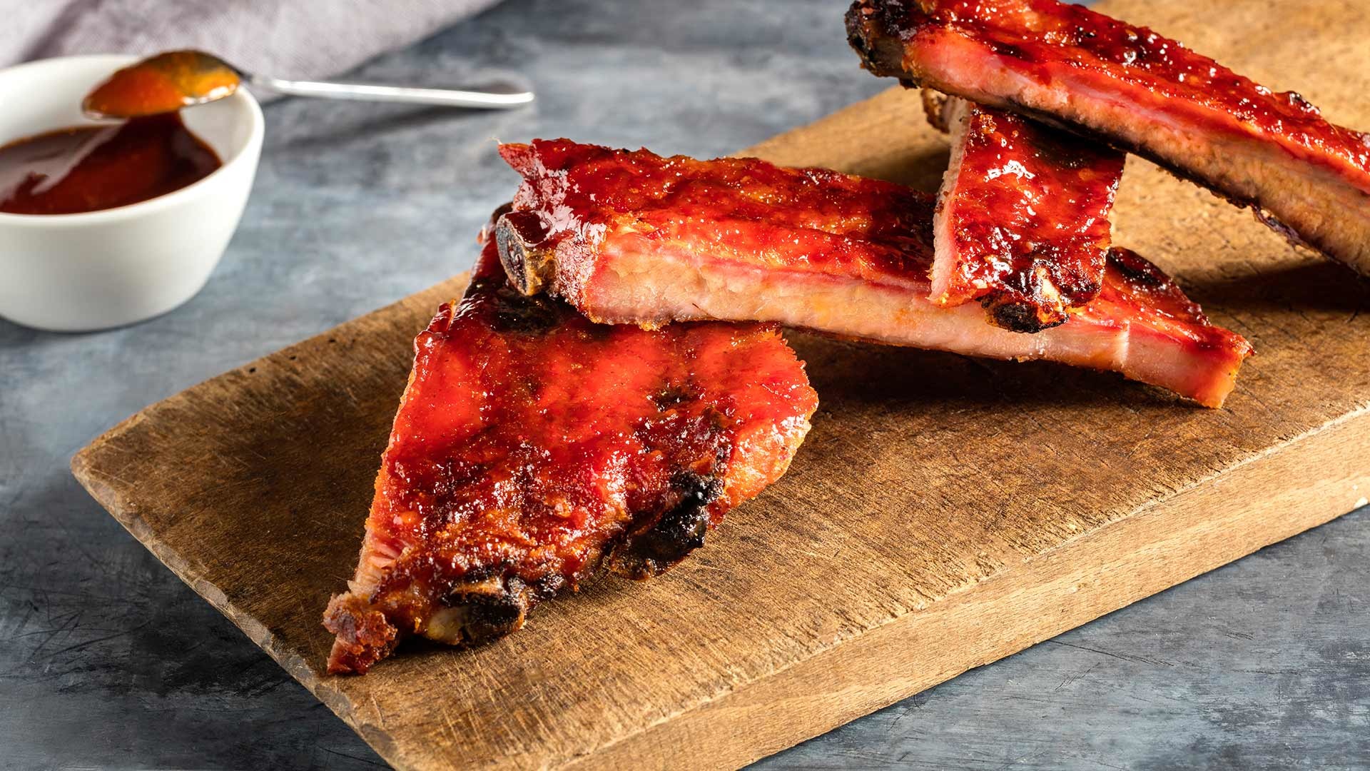  Spare Ribs mit Folienkartoffeln und pikantem Dip



