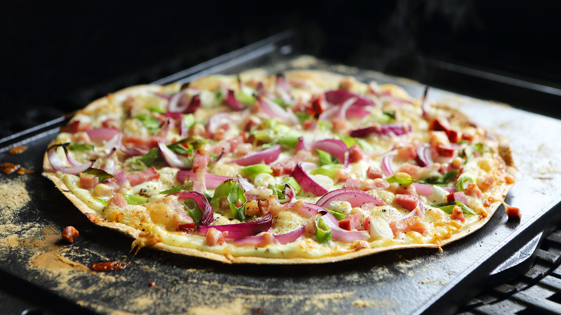  Flammkuchen oder Pizza vom Grill


