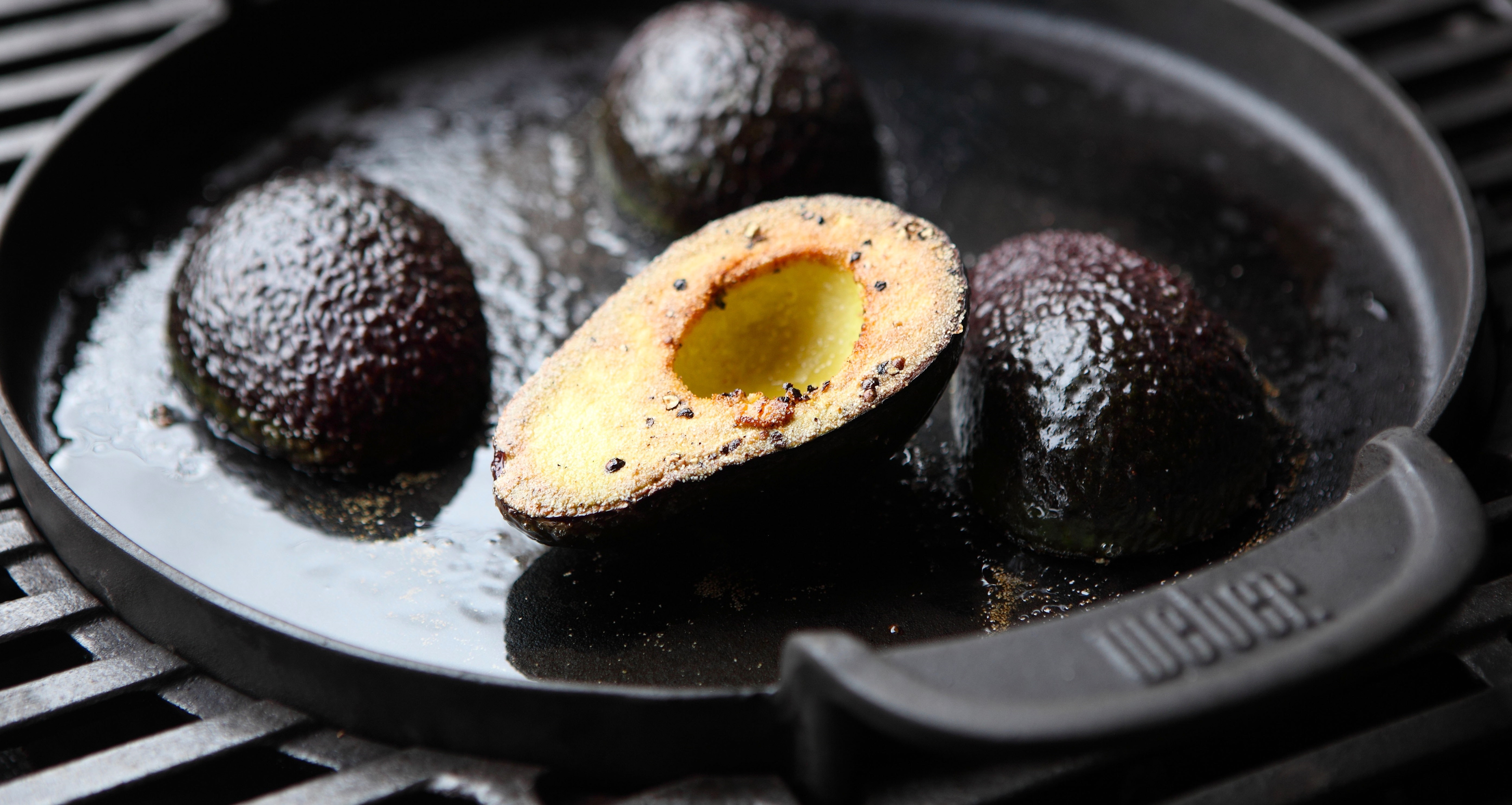  Gegrilde avocado gevuld met ansjovis tapenade en Hollandse garnalen en veldsla


