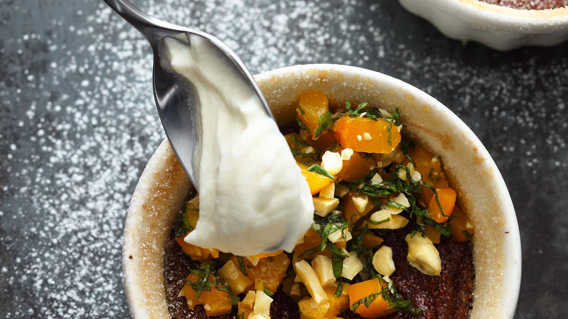  Aus dem Meat Special-Grillkurs - 
Lauwarmer Valrhona-Chocolate Soft-Cake an Pfirsichragout und American-Whisky-Obers