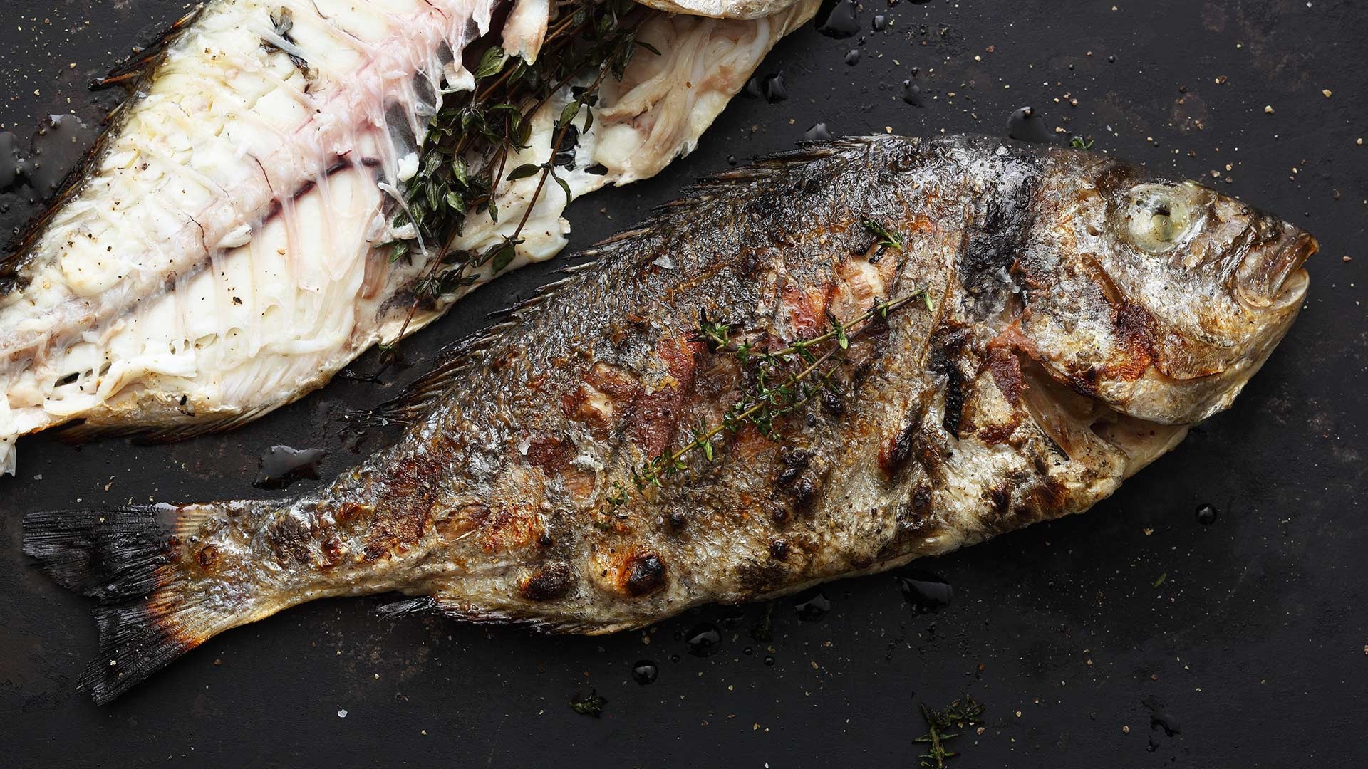 Ganze Dorade mit Zitronen-Petersilien-Öl – anschließend filetiert