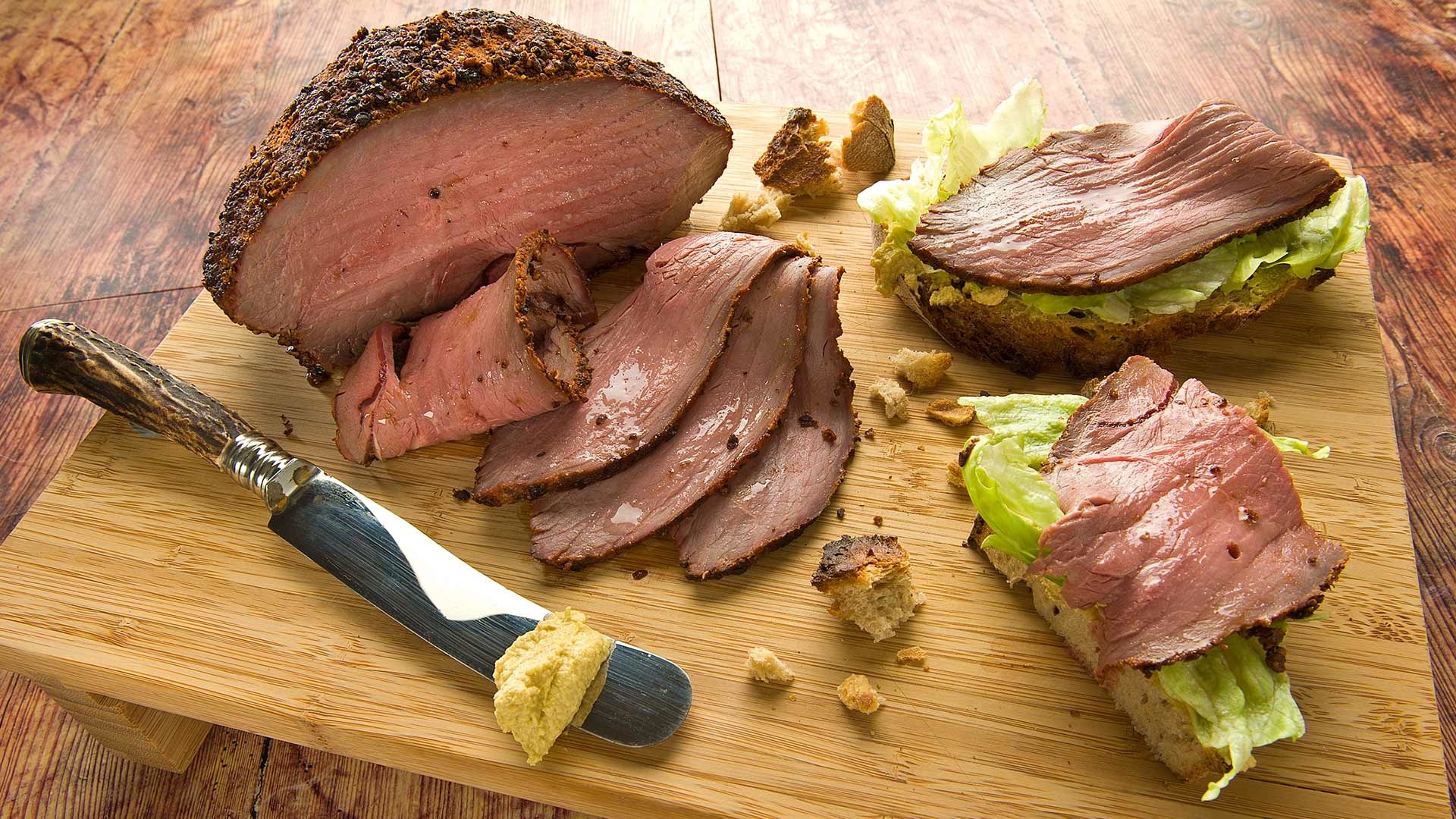 Pastrami-Sandwich aus der Rinderhüfte mit Hickory-Holz gegart dazu klassische Senfbutter


