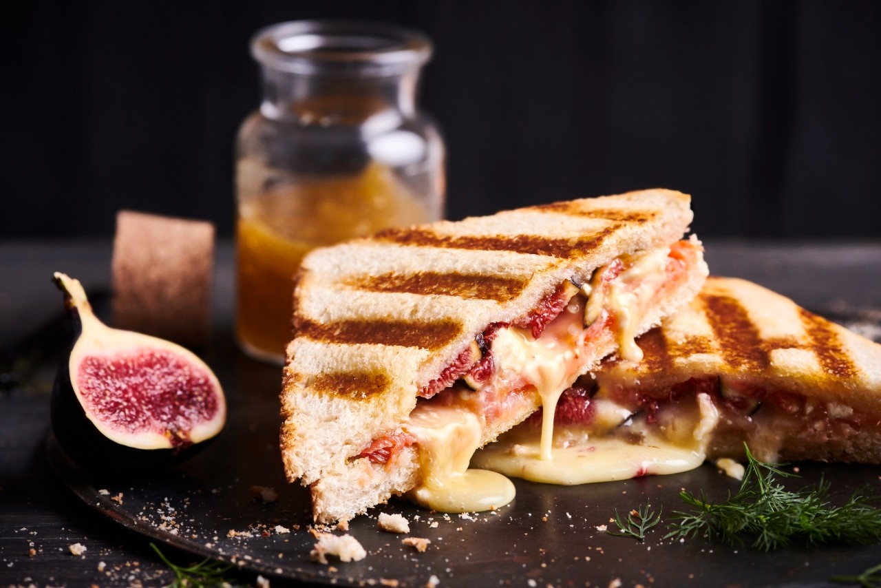  Gegrilltes Sandwich mit Räucherlachs, Camembert und frischen Feigen

