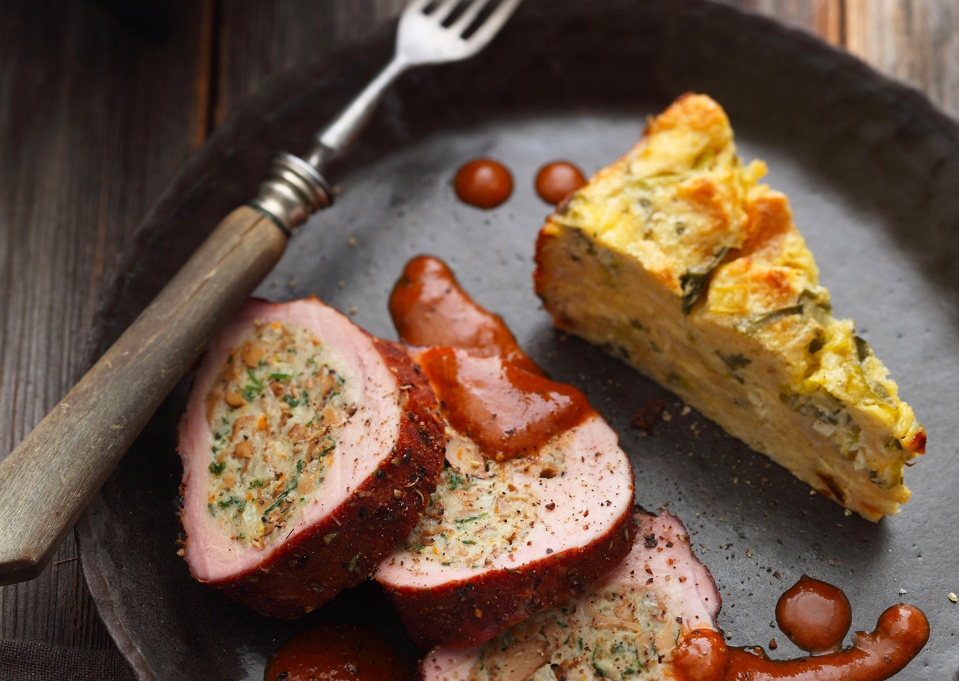  Filet vom Landschwein mit Pfifferlingf&uuml;llung, Sp&auml;tburgundersauce und badischem Lauchkuchen


