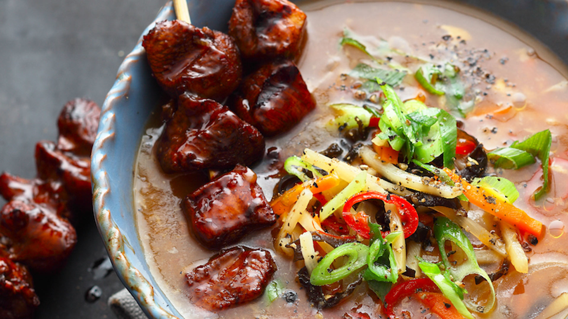  China - Peking-Suppe aus dem Wok mit Hähnchenfleisch und asiatischem Gemüse


