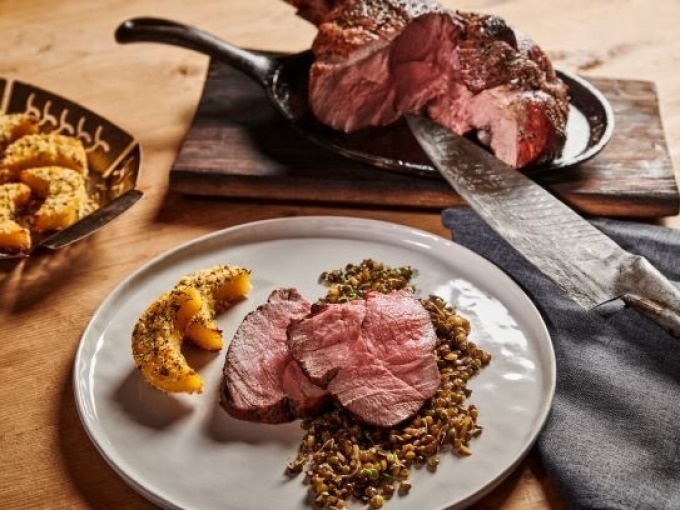  Ganzer Rehschl&ouml;gel mit Balsamicolinsen und gegrillter Rosmarinpolenta

