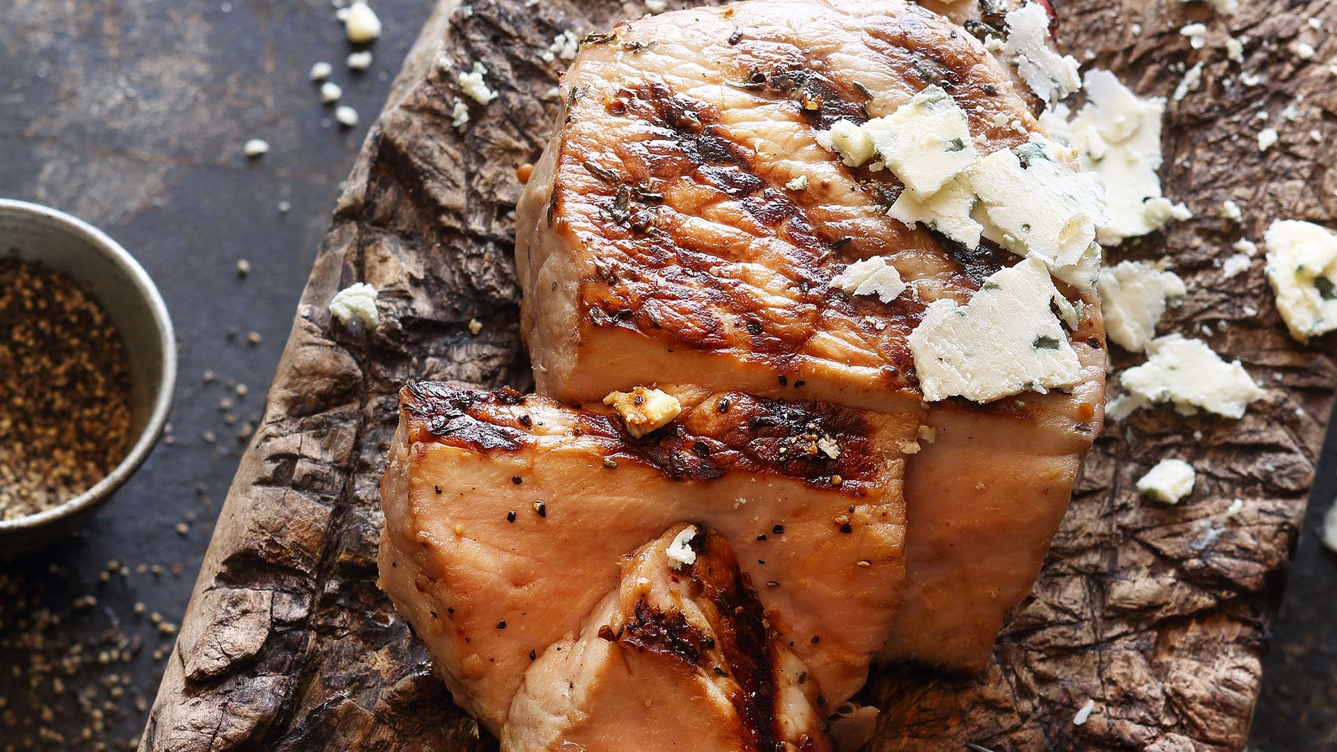  Saftige Schweinesteaks aus der Apfel-Chili-Lake, hei&szlig; gegrillt und mit gehobeltem Gorgonzola vollendet


