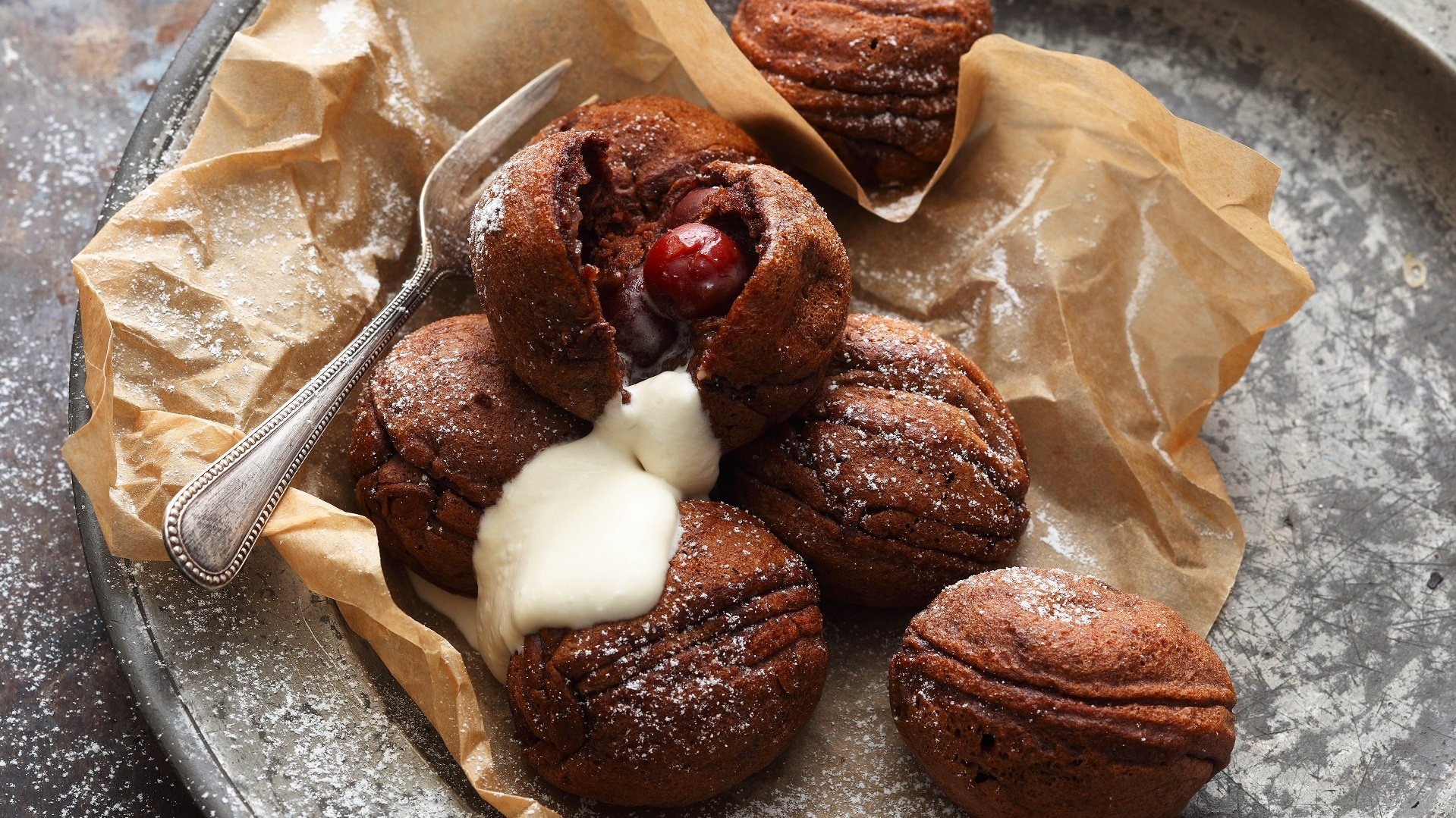  Schwarzw&auml;lder Schokoladen-Kirsch-Kugeln, dazu Kirschwasser und Tannenhonig-Sahne