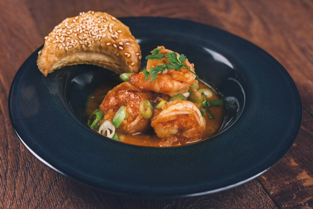  Scampi-Ragout aus dem Wok, serviert mit Blätterteig Fleurons


