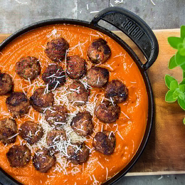  Alb&oacute;ndigas  - Hackb&auml;llchen gef&uuml;llt mit Schafsk&auml;se - in Tomaten-Kapern So&szlig;e

 

