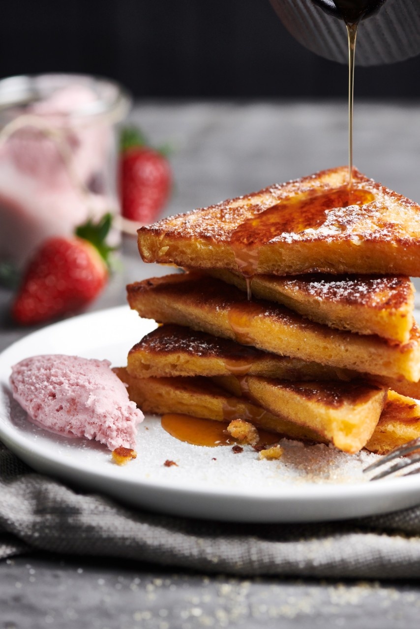  Arme Ritter serviert mit Ahornsirup und fruchtigem Erdbeereis



