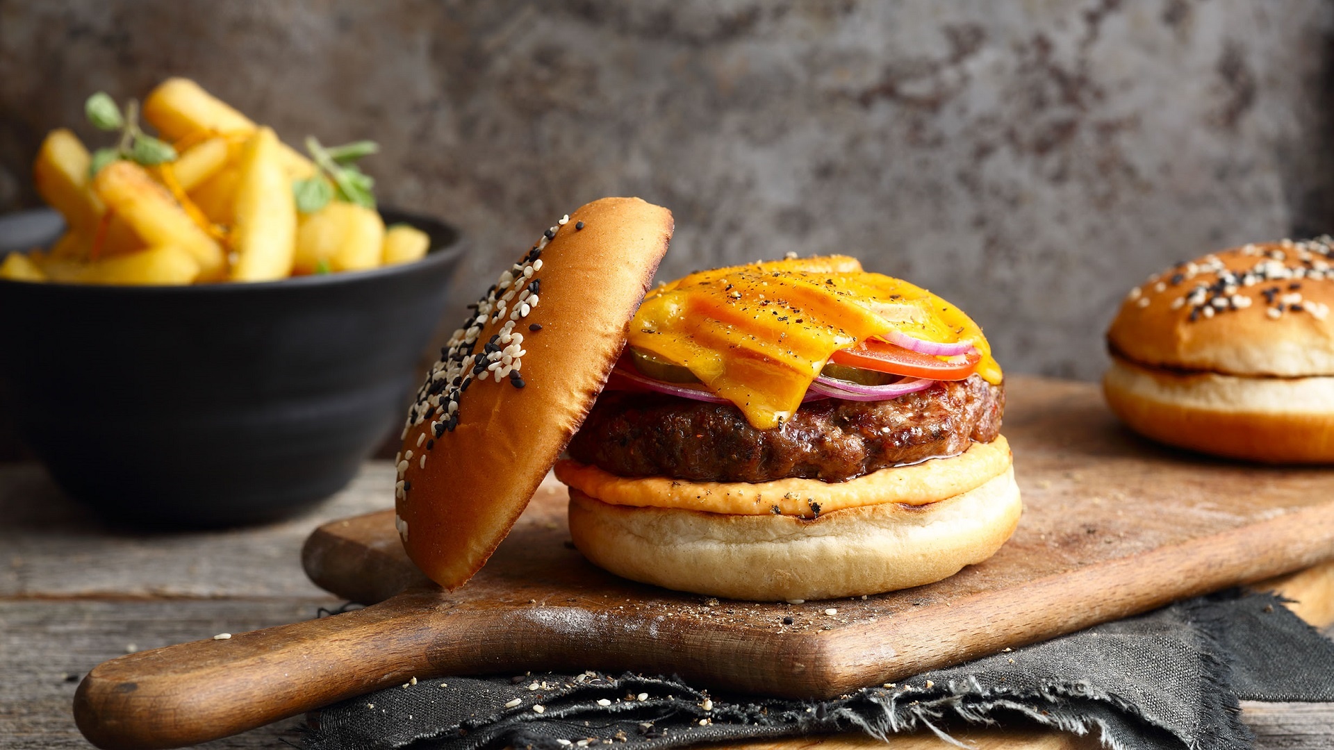  Klassischer amerikanischer Cheeseburger mit w&uuml;rzigen Pommes Frites



