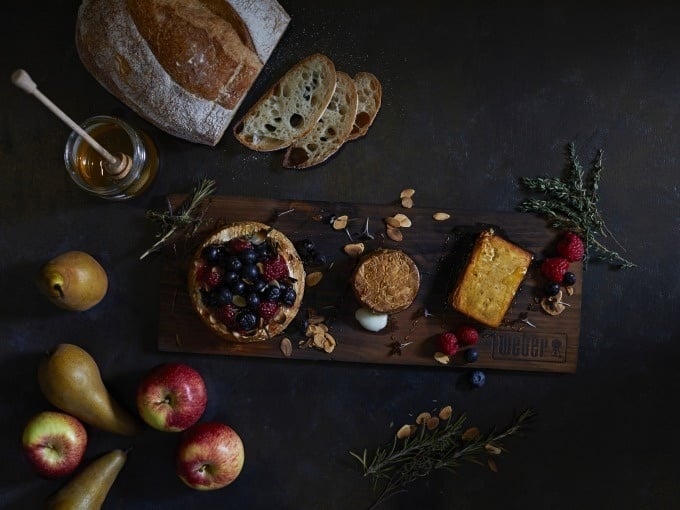  Plateau de fromages fumés au cèdre avec baies fraîches et amandes

