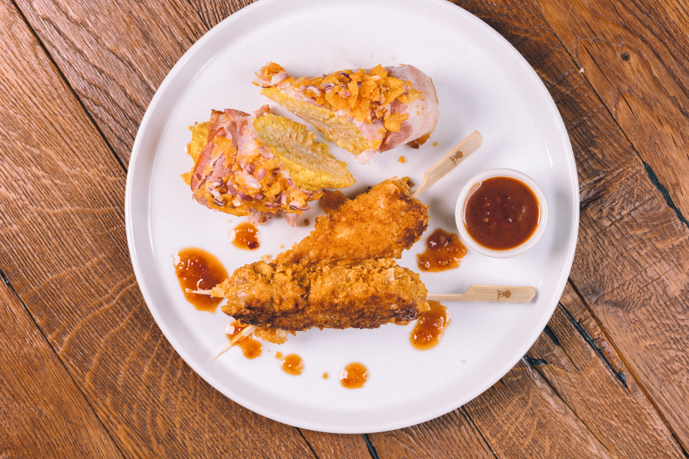  Hähnchenfilets im Cornflakes-Mantel mit Chicken-Chilisauce und Maiskolben mit Bacon-Cheese Topping


