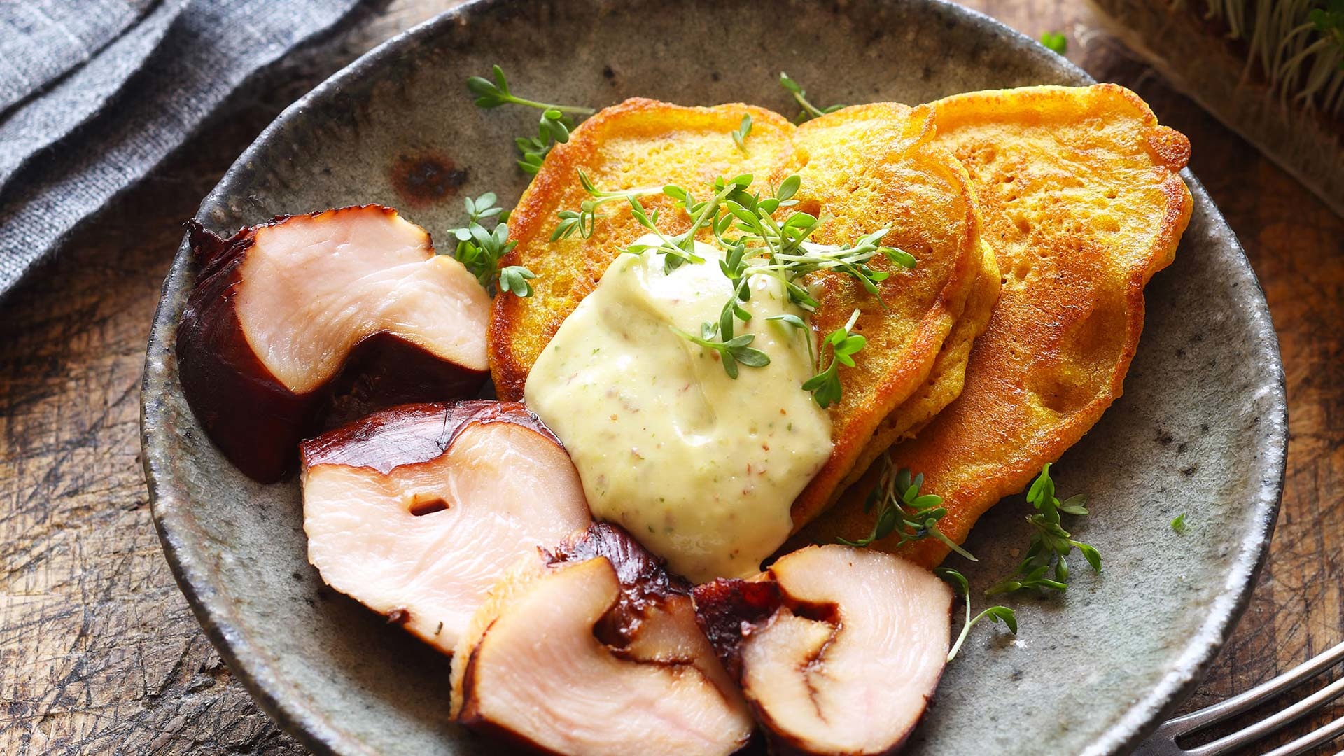 Brust vom Freilandhähnchen in hausgemachter Teriyaki-Sauce begleitet von Thai-Curry Pancakes und Wasabi-Mayonnaise