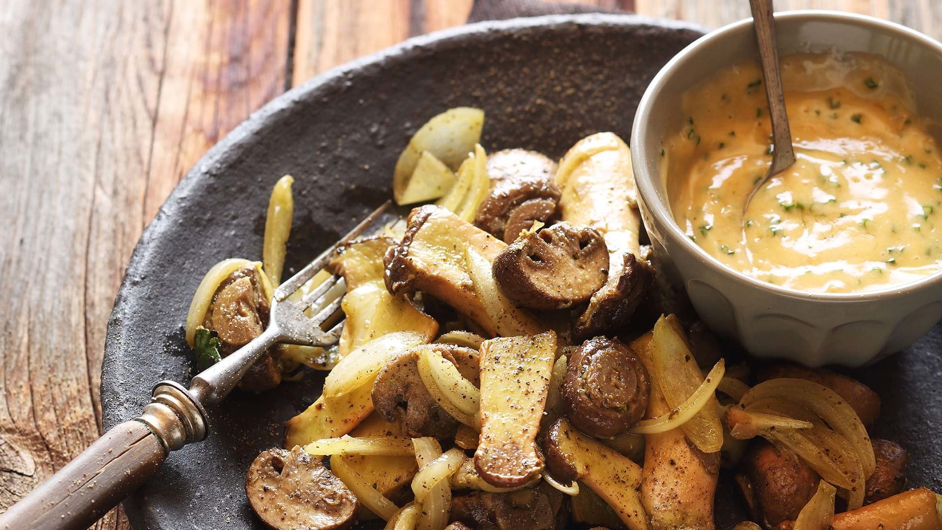   Marinierte Pilze aus dem Grillkorb mit rauchiger spanischer Buttersauce, dazu frisches Baguette


