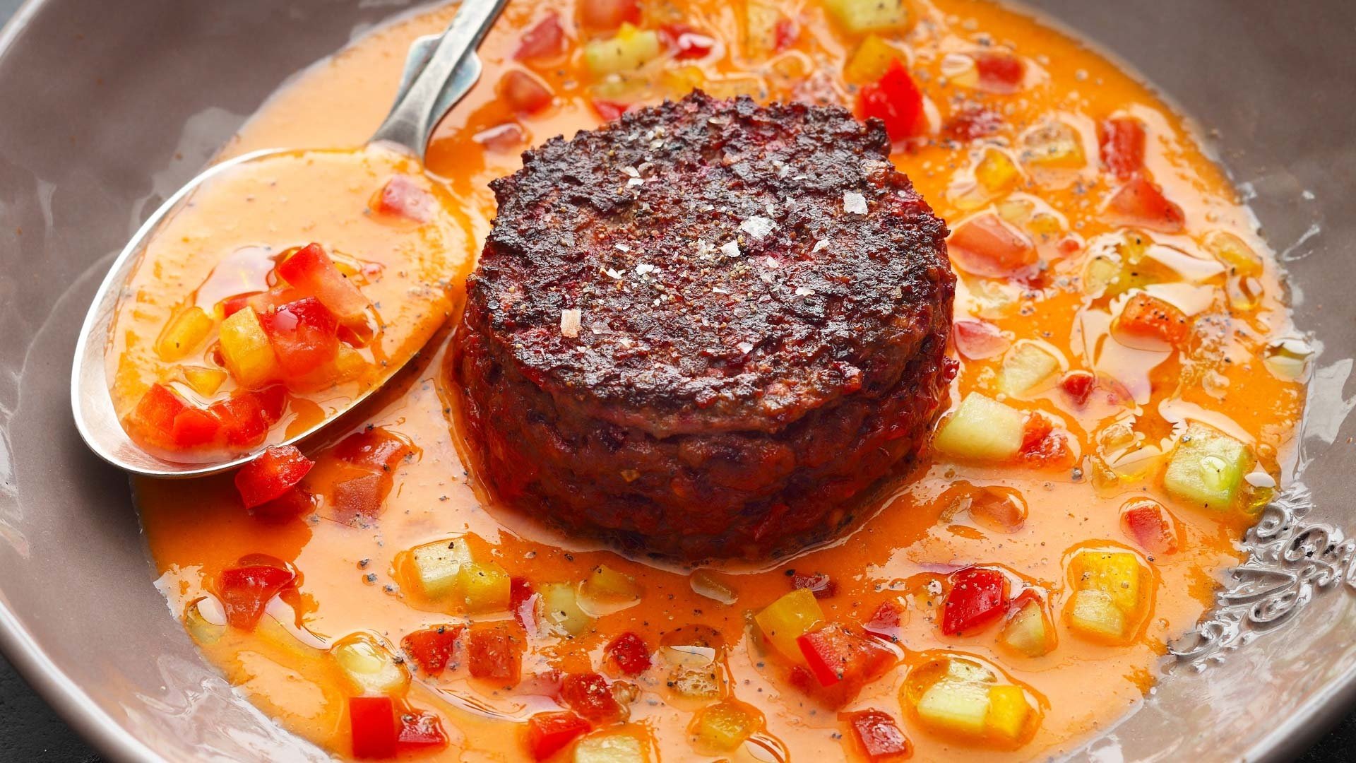  Gegrilltes Tatar aus der H&uuml;fte mit roter Beete und ger&auml;uchertem Gazpacho


