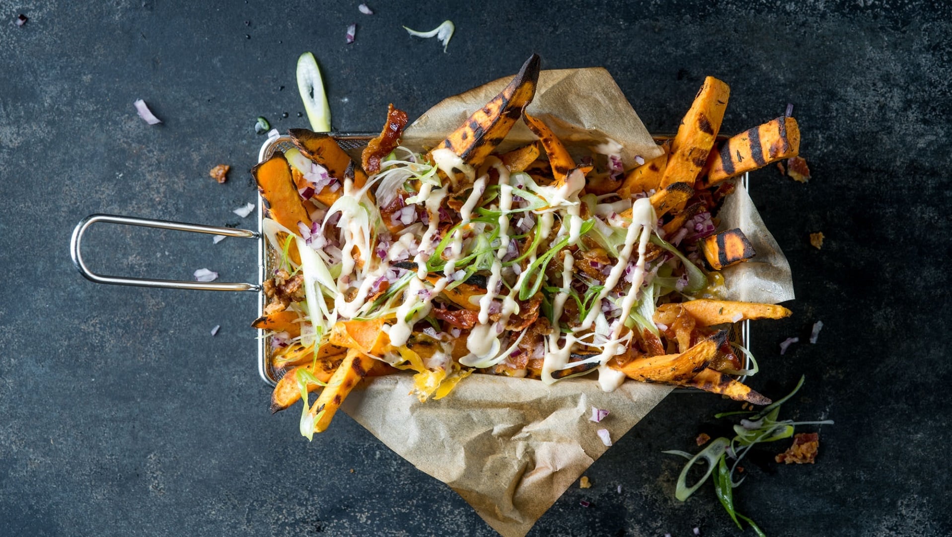  BBQ-Bacon Fries mit wei&szlig;er Alabama-BBQ-Sauce

