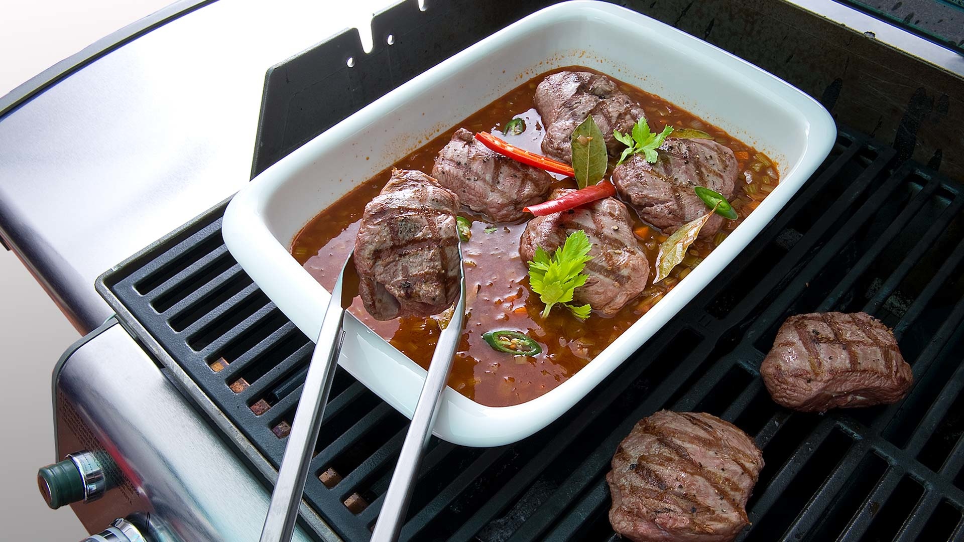  Zarte Lammh&uuml;fte in einem Gem&uuml;se-Rotweinsud, begleitet mit einer spanischen Kartoffel-Tortilla

