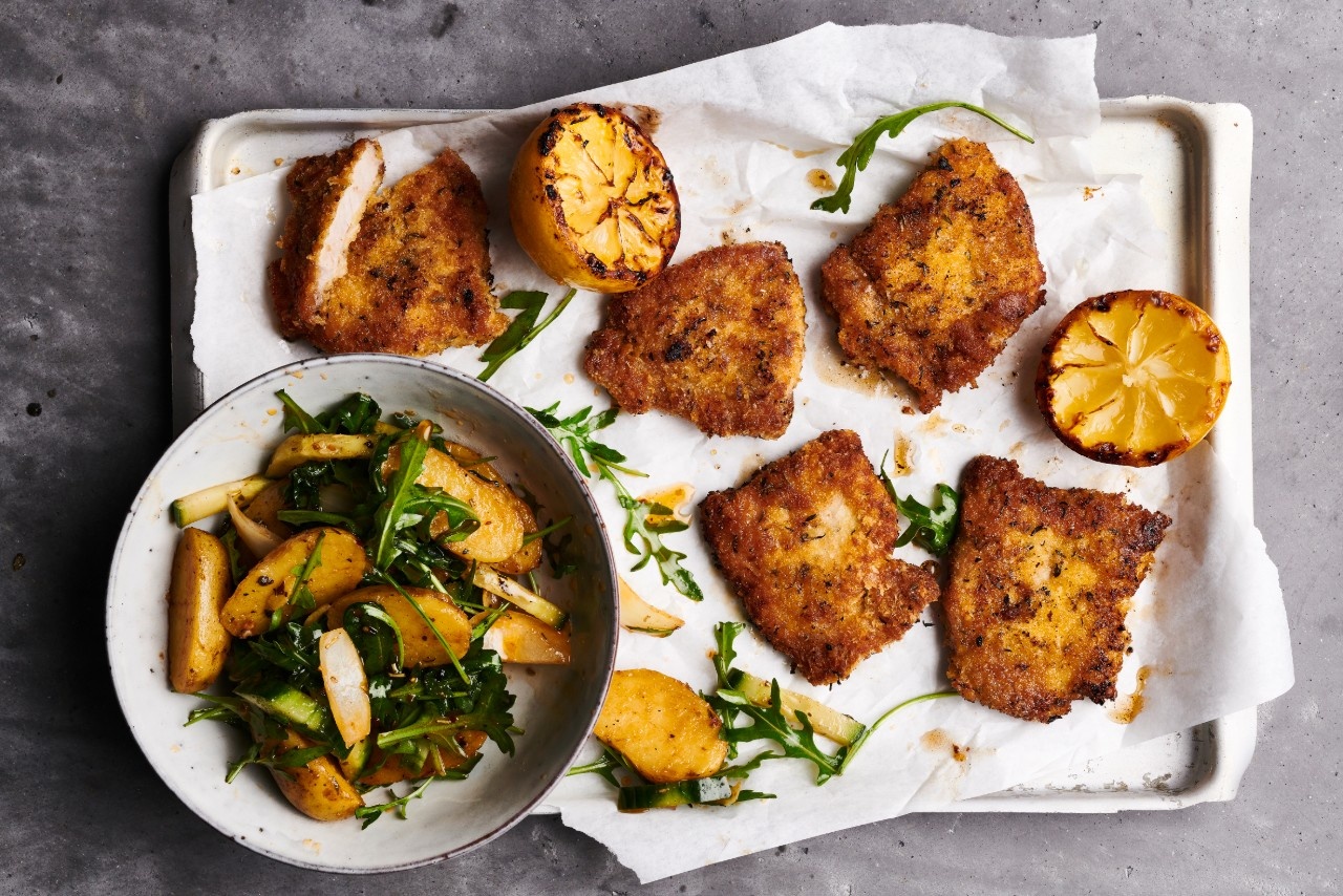  Schnitzel &bdquo;Wiener Art&ldquo; an rauchigem BBQ-Kartoffelsalat, gew&uuml;rzt mit einem Knoblauch-Kr&auml;uter-BBQ-Rub

