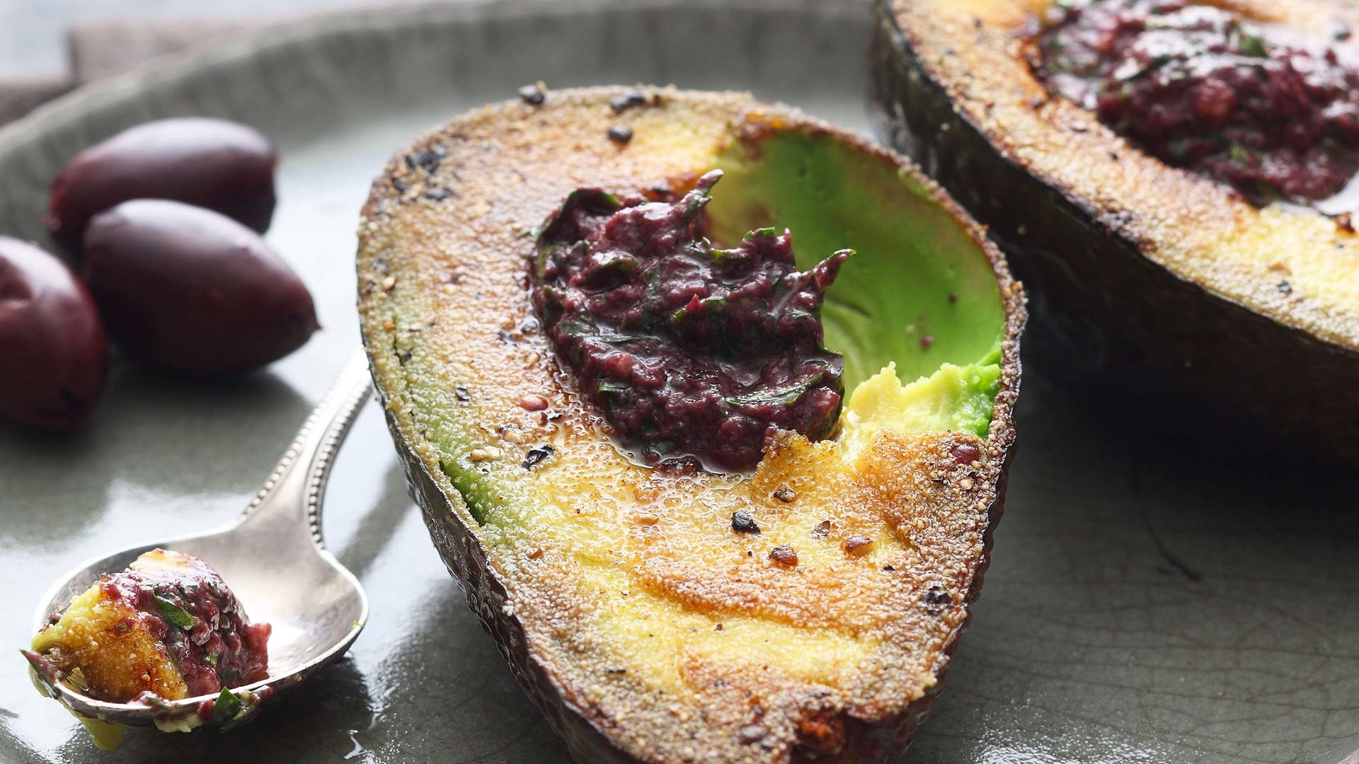  Grillierte Avocado mit Anchovis-Tapenade

