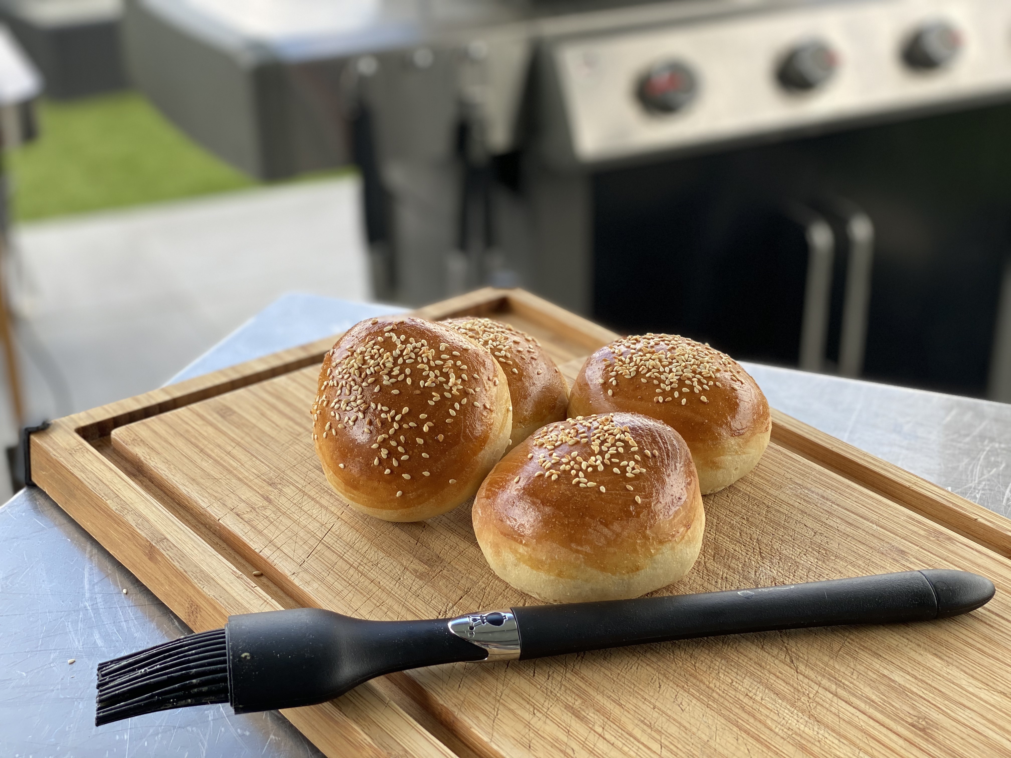 Pain au lait grillé et fruits de saison, coulis de chocolat blanc