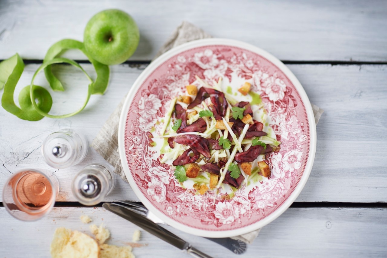  Koud gerookte ganzenborst met appel-witlofsalade, kruidendressing en krokante croutons


