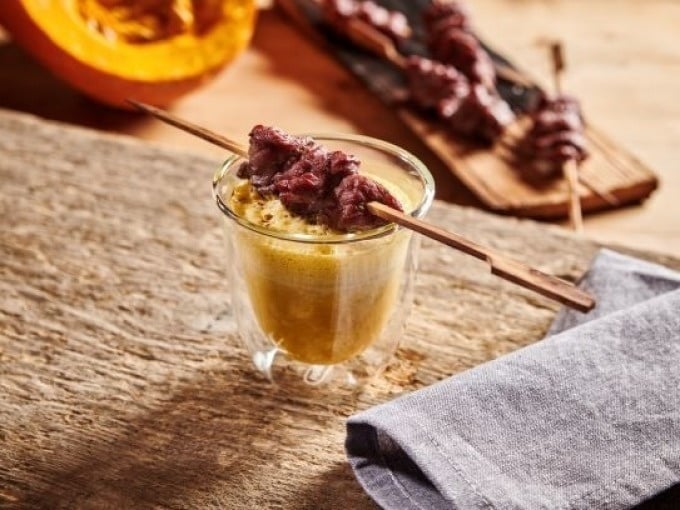  K&uuml;rbissuppe mit ger&auml;ucherten Hirschspie&szlig;en

