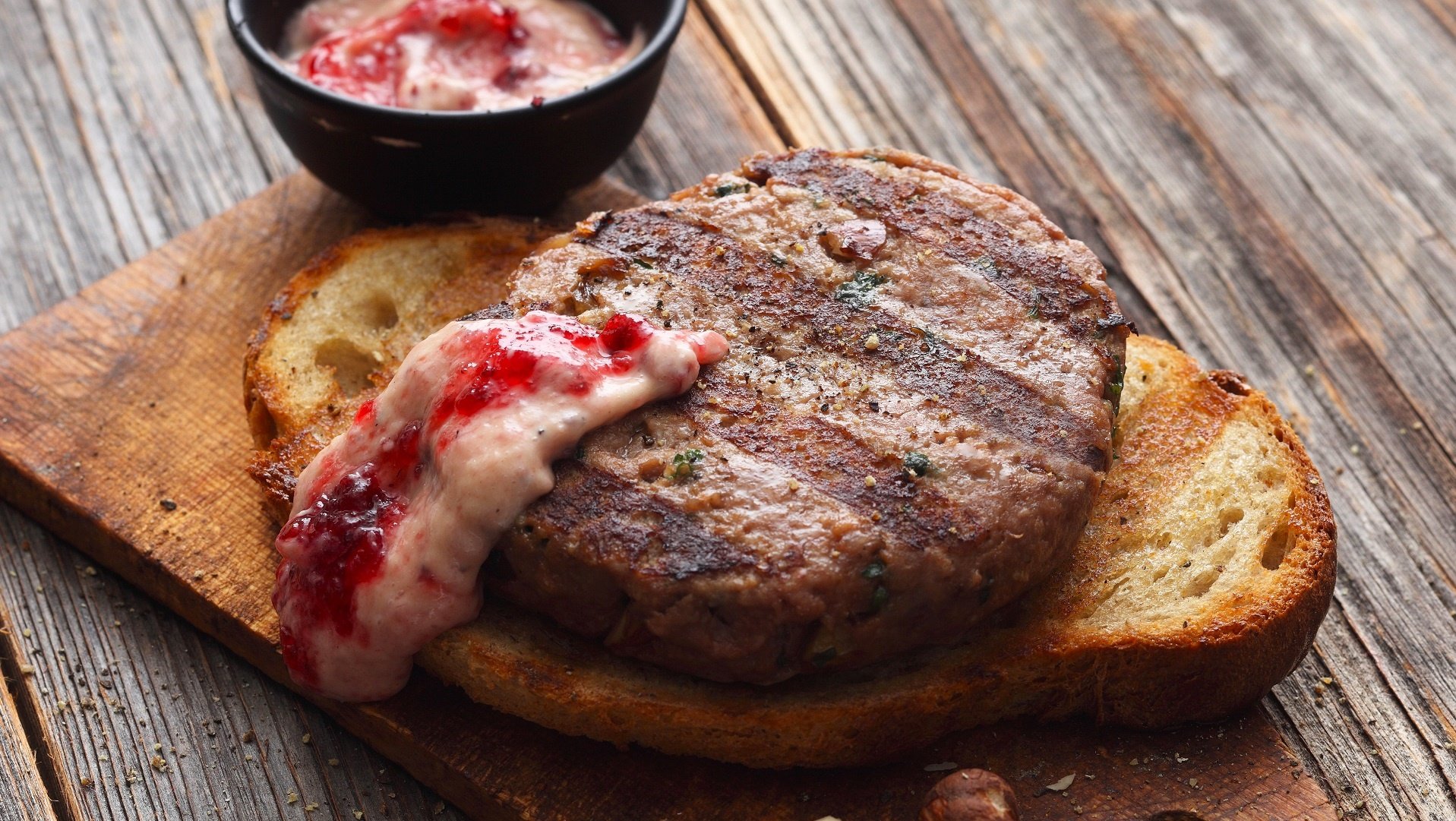  Wildschwein-Burger mit Haseln&uuml;ssen auf gegrilltem Bauernbrot mit Preiselbeersauce


