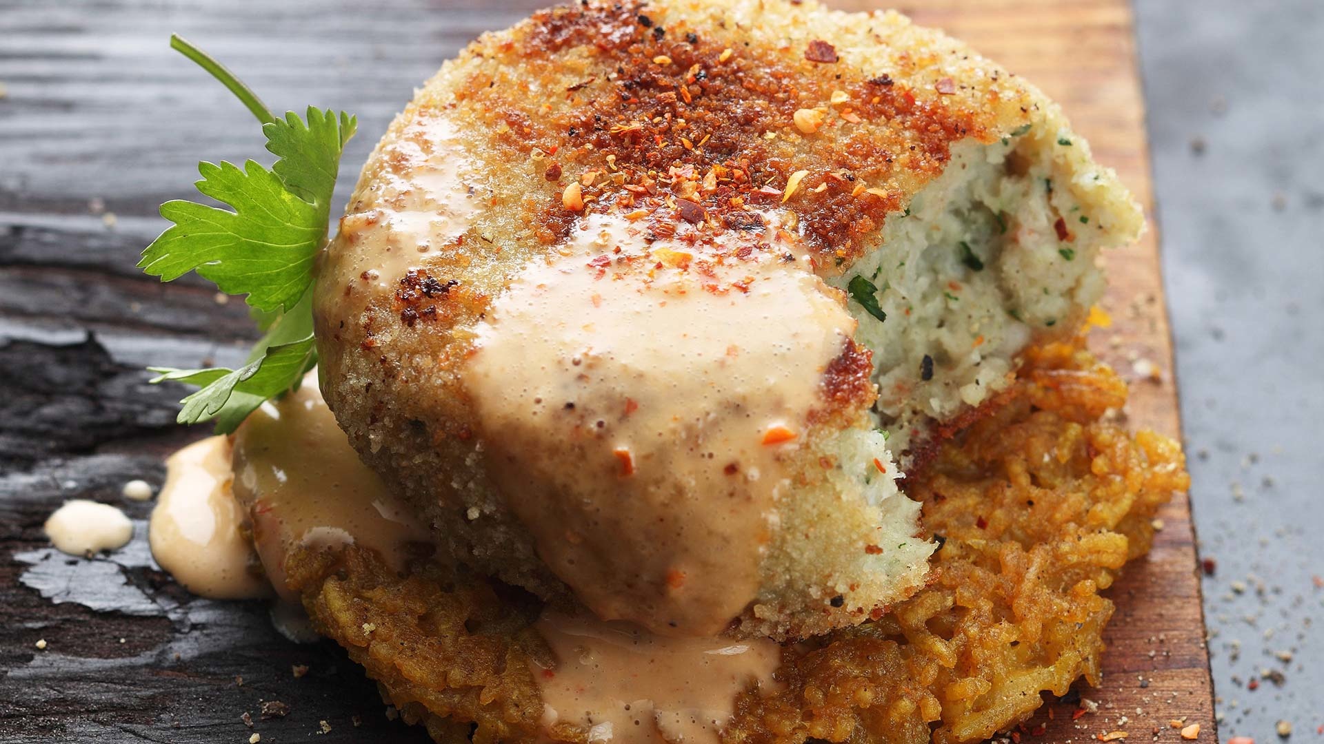  Garnelen-Burger in knuspriger Panade grilliert, mit cremiger Chili-Erdnuss-Sauce auf Reispl&auml;tzchen

