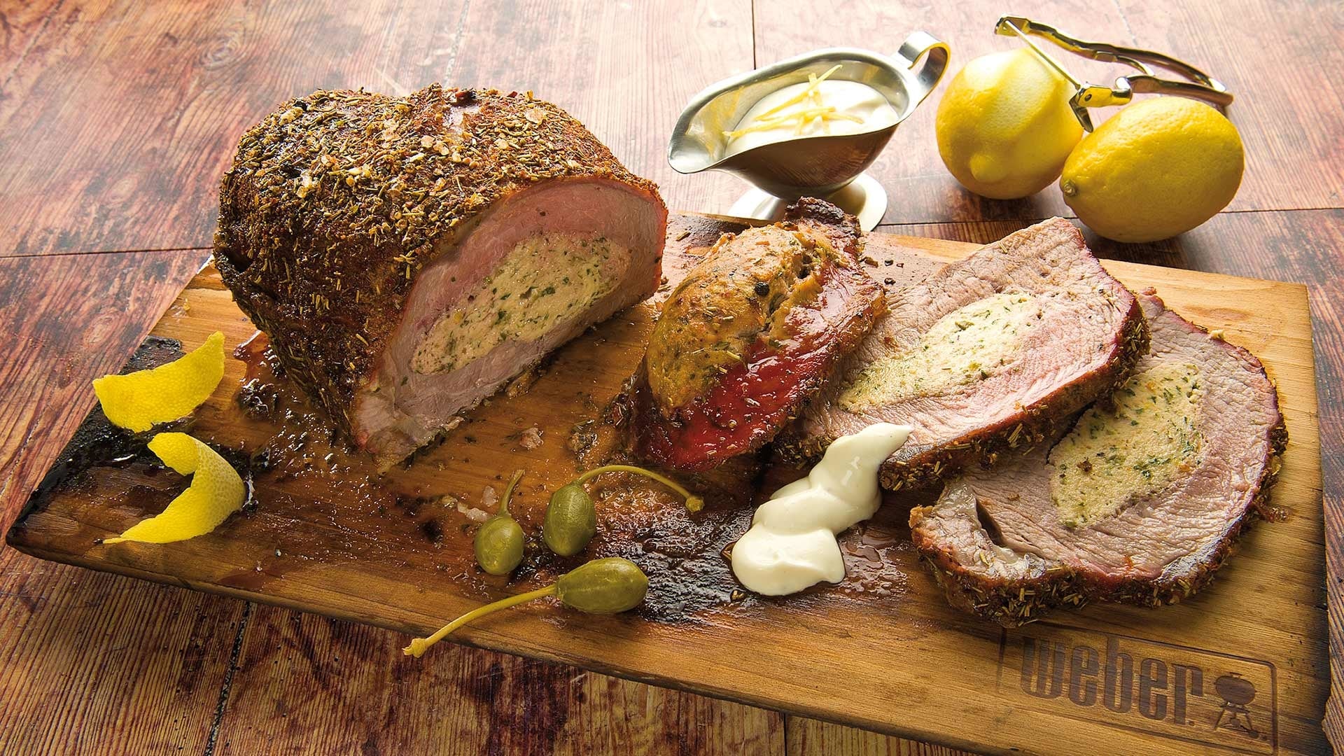  Kalbsr&uuml;cken &bdquo;Vitello tonnato-Style&ldquo; auf dem R&auml;ucherbrett zubereitet, mit Zitronenmayonnaise


