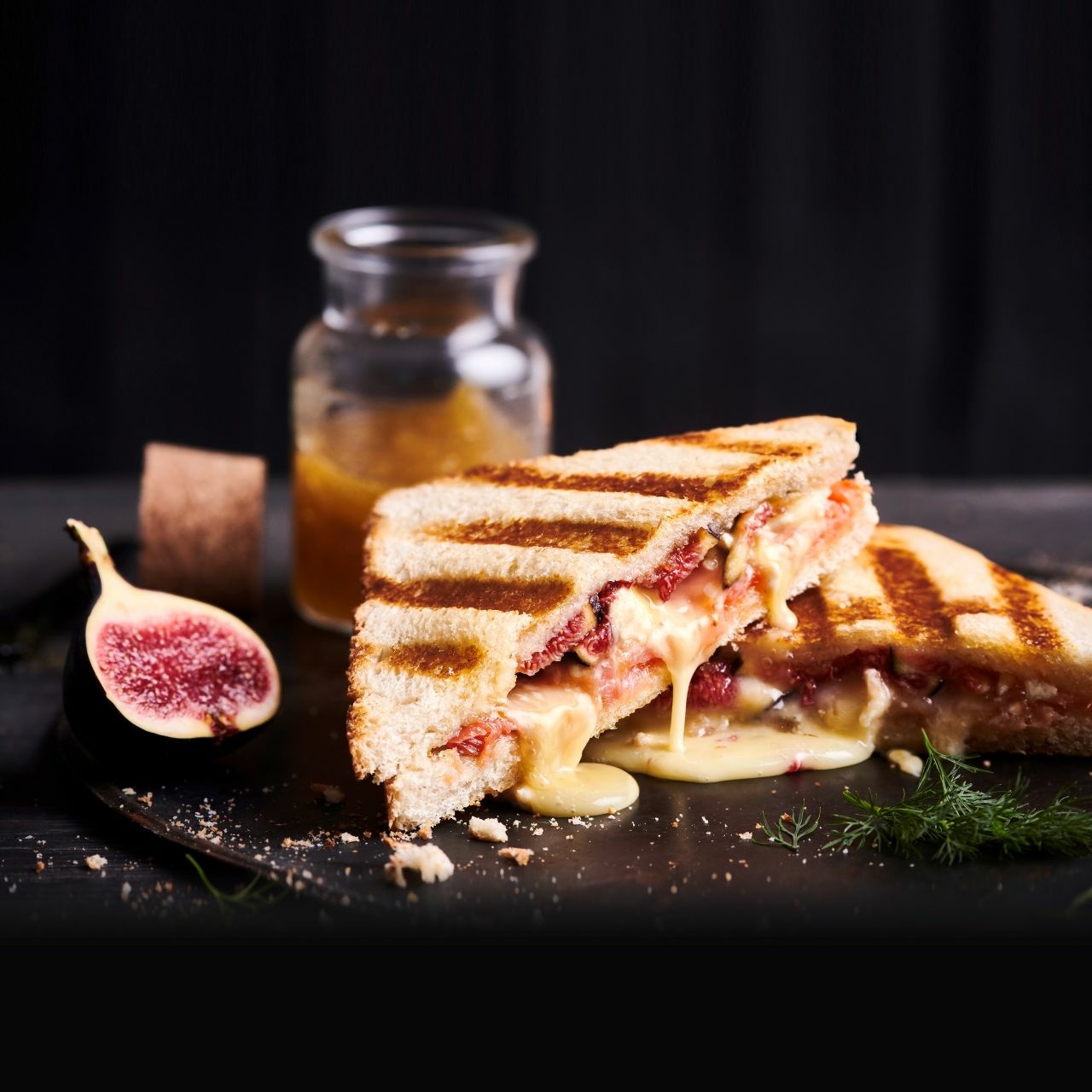  Gegrilltes Sandwich mit R&auml;ucherlachs, Camembert und frischen Feigen

