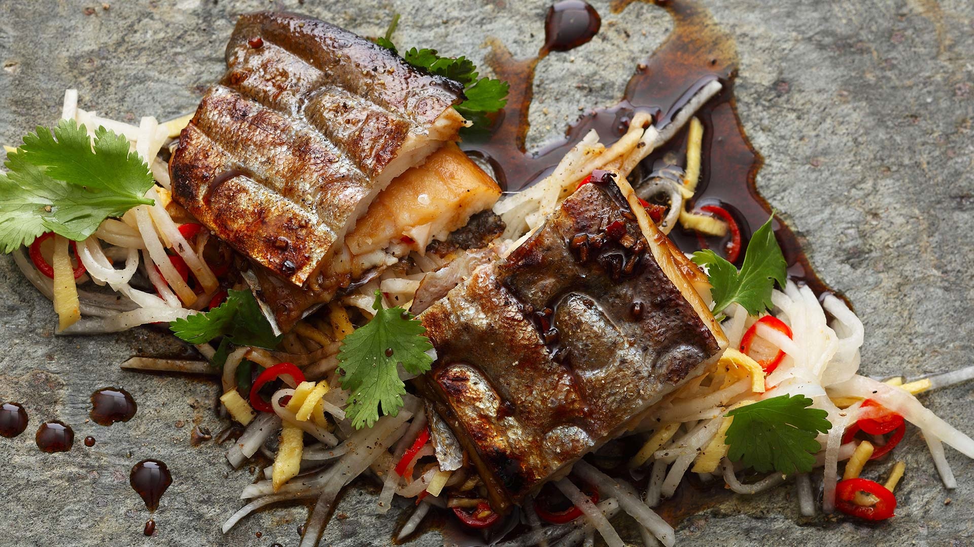   Forellenfilet in Teriyaki-Marinade mit asiatischem Rettichsalat


