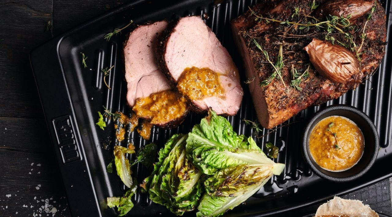  Nackenbraten vom Schwein mit Knoblauch-Kräuter-BBQ-Rub, dazu Bier-Senf-Sauce, Brezel Back-Knödel vom Grill und gegrillte Romana-Salatherzen

