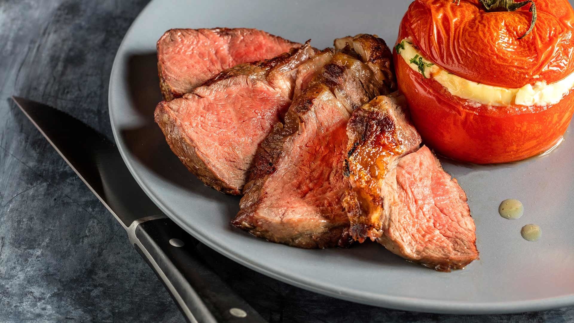 Das perfekte Steak mit gef&uuml;llten Tomaten 


