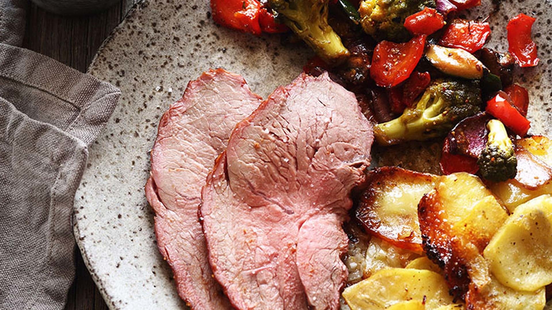 Kalbshüfte mit französischen „Pommes Anna“, würzigem Grillgemüse und Zwiebelpüree