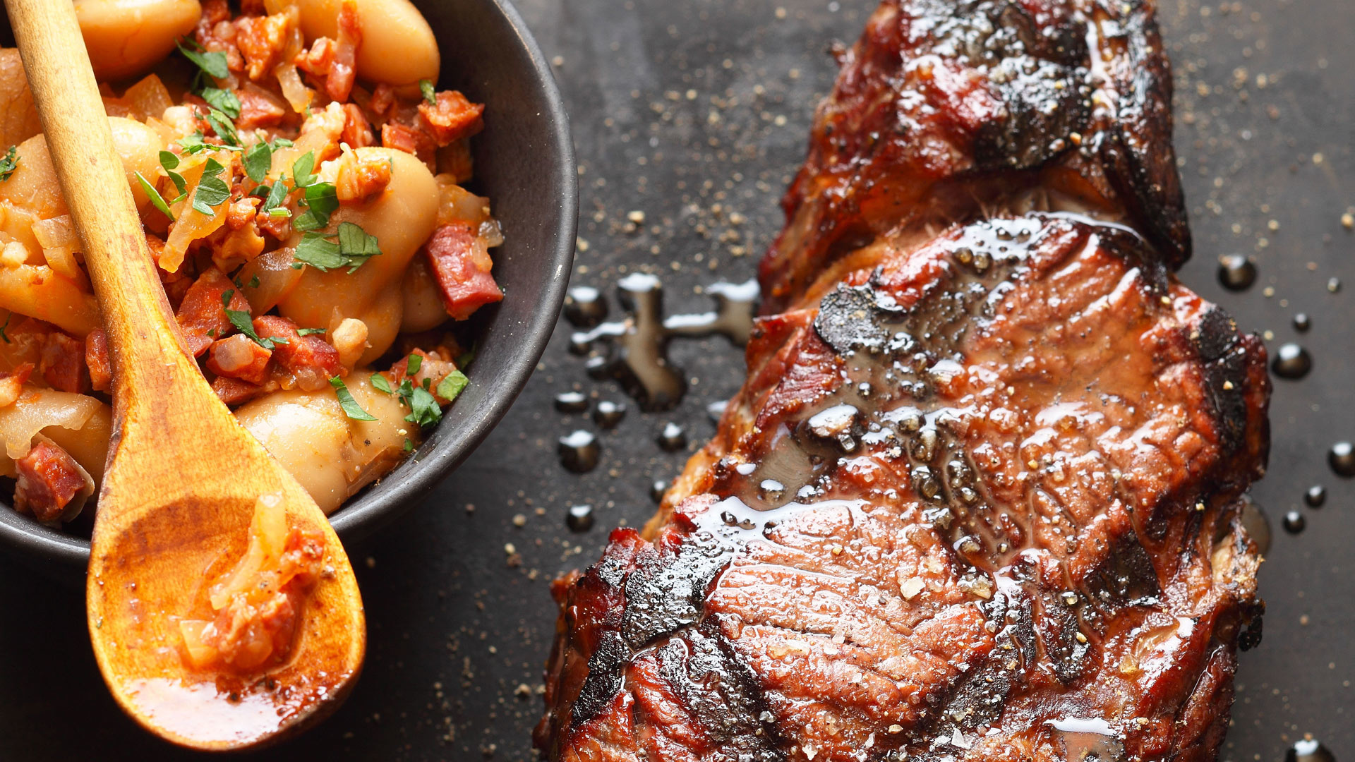  Entrec&ocirc;te Double in pfiffiger Malzbier-Marinade auf pikanten Chorizo-Bohnen, dazu Kartoffelgratin &bdquo;Schweizer Art&ldquo; und gegrillte Brezl-Serviettenkn&ouml;del


