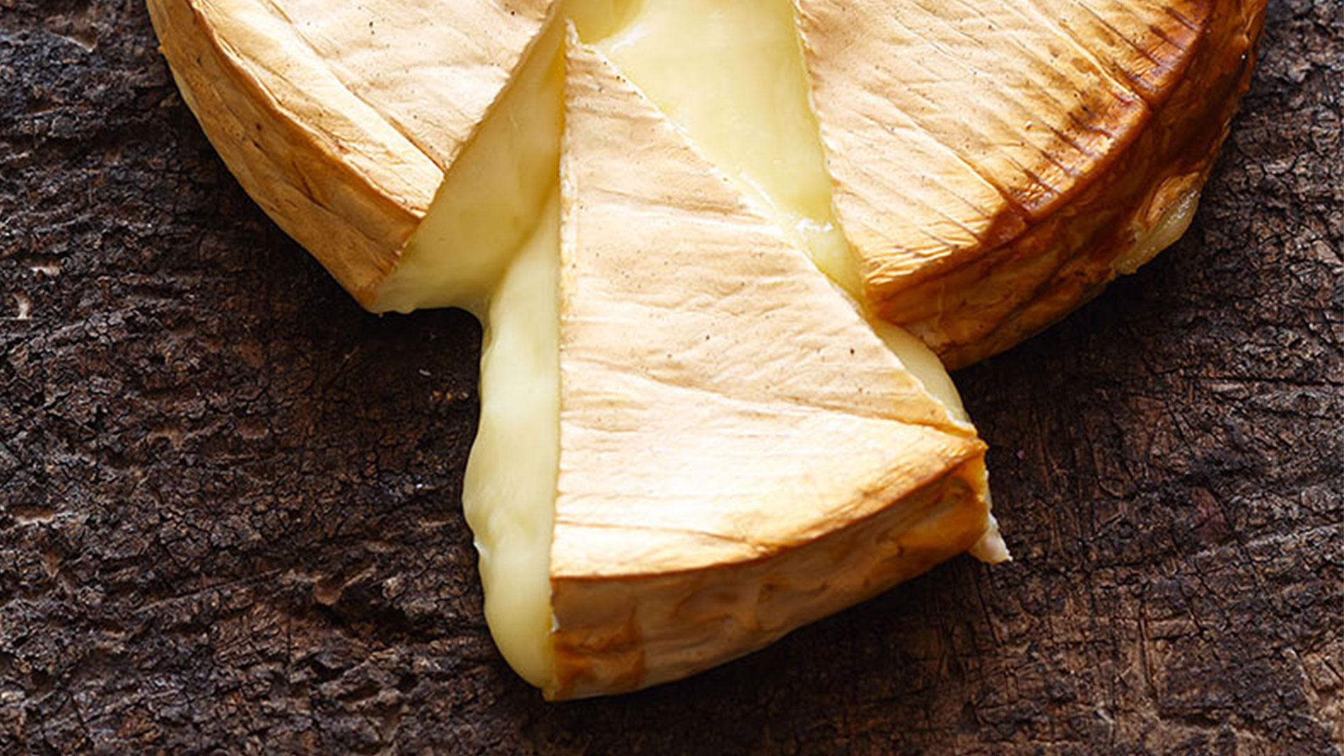  Op de plank gerookte brie met potbrood


