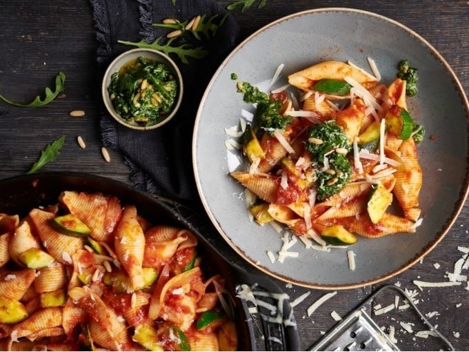  Italienische BBQ-Pasta aus dem Grill-Wok mit Rucola-Pesto verfeinert

