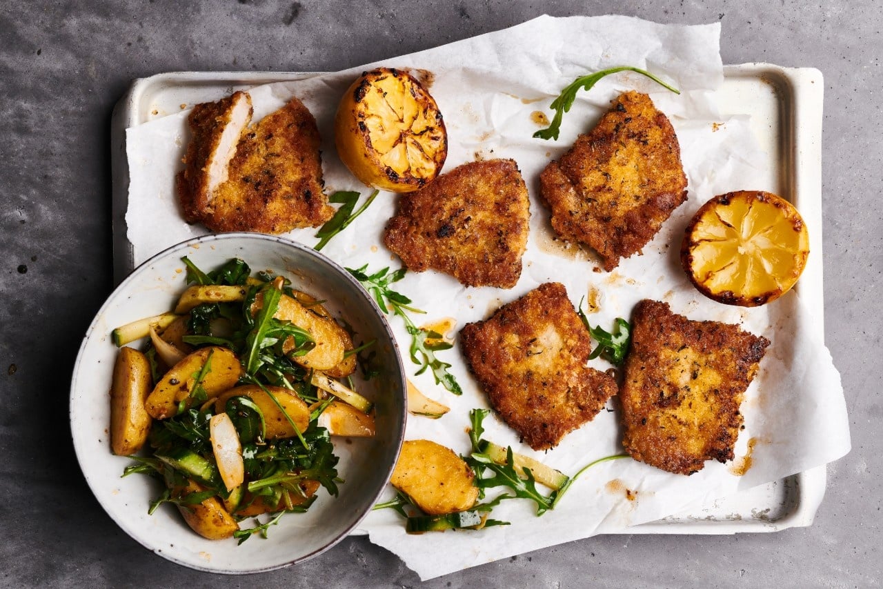 Schnitzel &bdquo;Wiener Art&ldquo; an rauchigem BBQ-Kartoffelsalat, gew&uuml;rzt mit einem Knoblauch-Kr&auml;uter-BBQ-Rub

