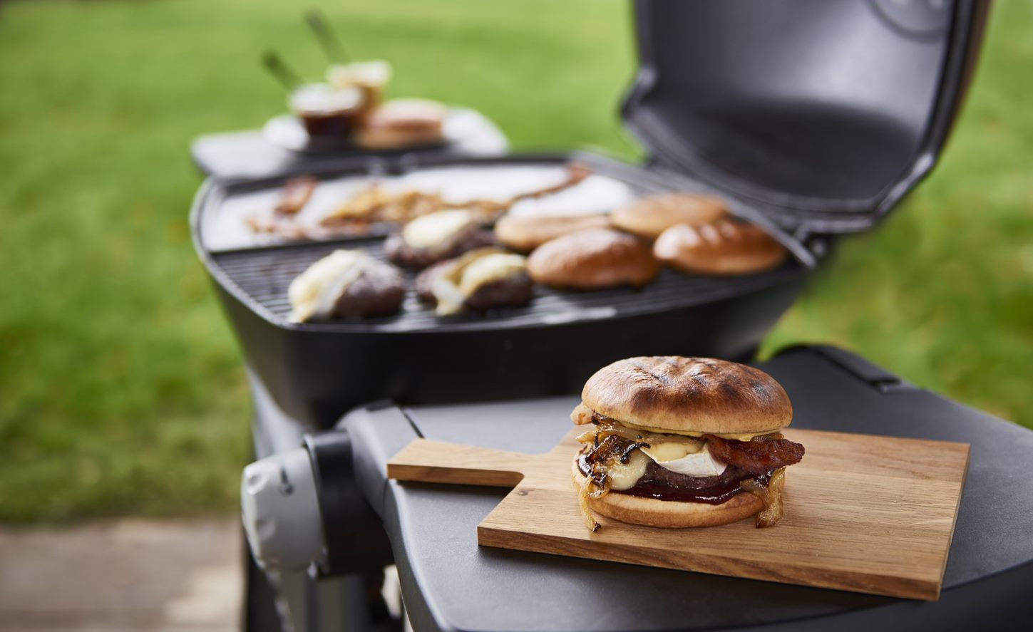  Hamburger au Brie et bacon, oignons confits au vinaigre de cidre

