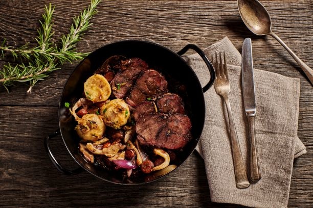  Geschmorte Wildschweinschulter mit Dinkelgrie&szlig;kn&ouml;del

