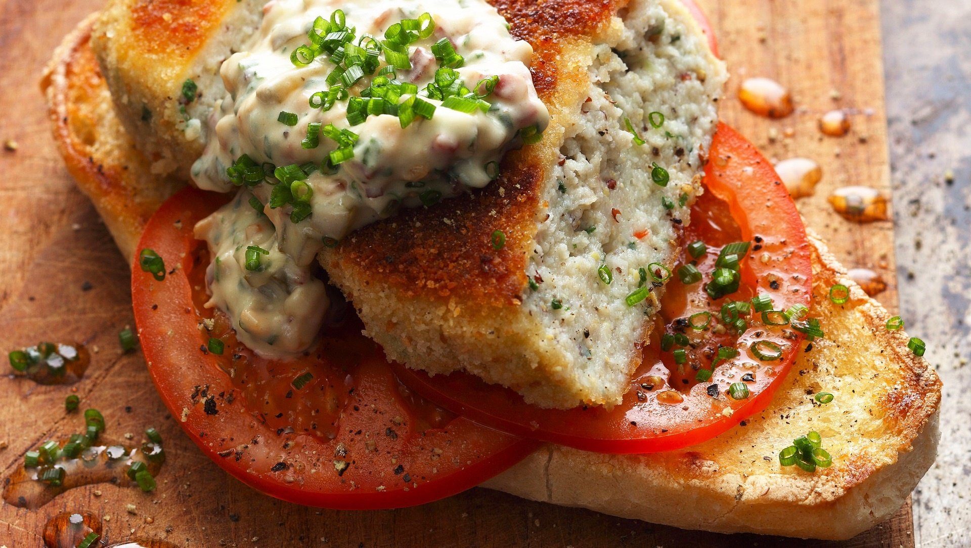  Badischer R&auml;ucherforellen-Burger mit Durbacher Br&ouml;tchen und Specksauce

